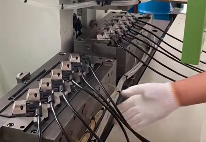 Solução de moldagem de produção de plugue de conector de alimentação de PVC