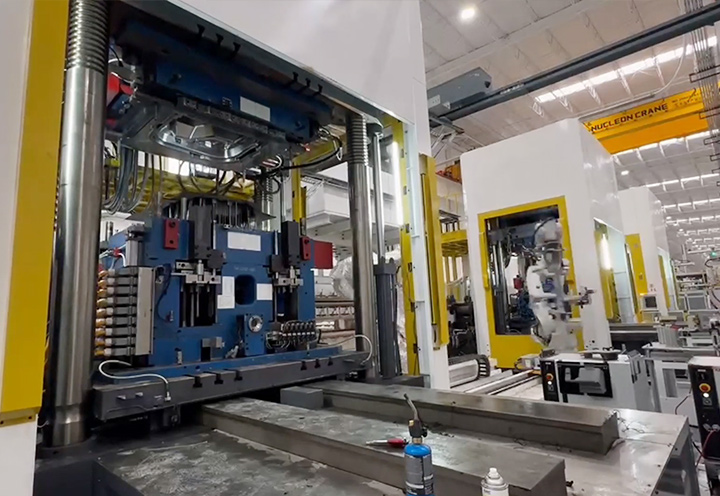 O painel de isolamento acústico da porta lateral do carro da máquina de moldagem por injeção vertical 600T (LZ-JS6000D)